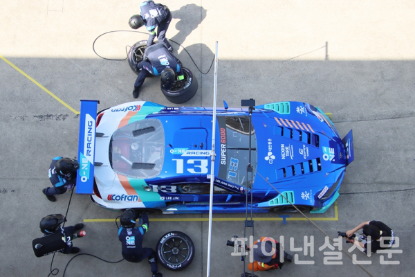 지난 19일 전라남도 영암군 코리아 인터내셔널 서킷(KIC)에서 열린 아시아 모터스포츠 카니발 슈퍼 6000 클래스에서 오네 레이싱의 미캐닉들이 이정우 선수의 경주차 피트 스탑을 진행하고 있다. (사진=황병우 기자)