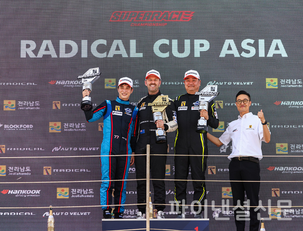 SR10 클래스 시상식에서 (왼쪽부터) 유형준, 크리스 반 더 드리프트, 엄재웅 선수, 래디컬코리아 이창우 대표 (사진=래디컬코리아)