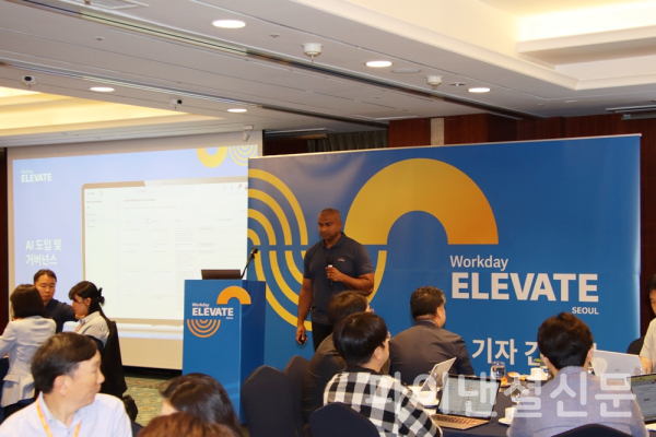 23일 서울 송파구 올림픽로 롯데호텔월드에서 열린 워크데이 연례 고객 행사 '워크데이 엘리베이트 서울 2024'에서 쉐인 루크(Shane Luke) 워크데이 인공지능(AI) 및 머신러닝(ML) 기술 총괄 부사장이 AI를 활용한 HR(인사관리) 플렛폼에 대해 소개하고 있다. (사진=황병우 기자)
