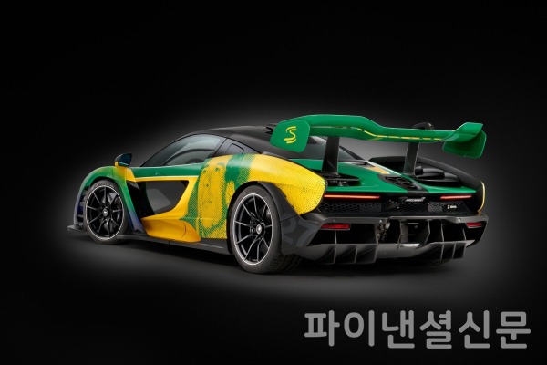 세나 셈프레 리버리_MSO기술자들이 수작업으로 완성한 도트 타입의 그래픽으로 구현한 아일톤 세나의 모습. (사진=맥라렌)