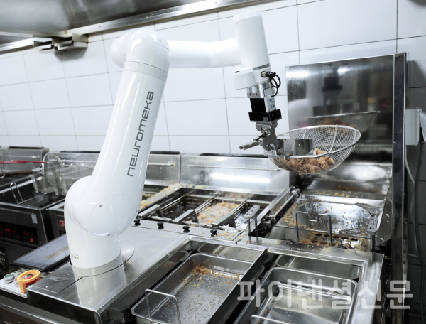 교촌치킨 가맹점에 설치된 뉴로메카의 협동로봇 (사진=교촌)