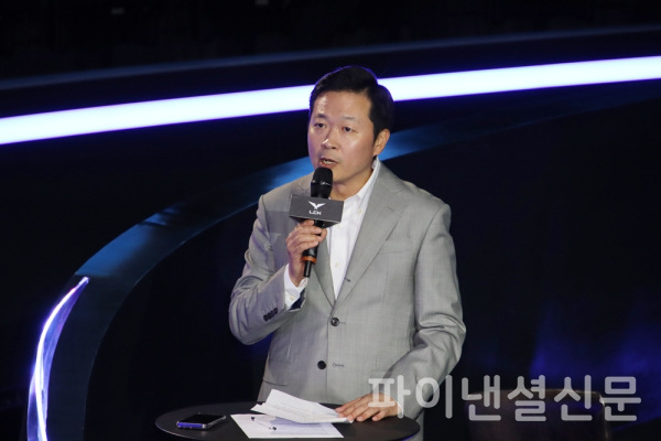 지난 4일 서울 종로구 그랑서울 롤파크에서 열린 2024 LCK 서머 개막 미디어데이에 LCK 사무국의 이정훈 사무총장이 리그 운영방안에 대해 소개하고 있다. (사진=황병우 기자)