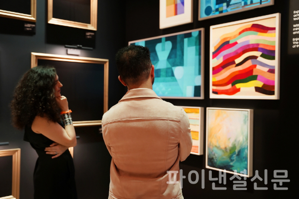 스위스 바젤에서 열리는 세계 최대 규모 예술 박람회 '아트 바젤 인 바젤 2024'에서 삼성전자 '더 프레임'을 살펴보고 있는 모습 (사진=삼성전자)