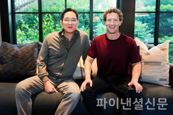 11일(현지시간) 이재용 삼성전자 회장이 미국 서부 팔로 알토에 위치한 마크 저커버그(Mark Zuckerberg) 메타 CEO 자택에서 기념 사진을 촬영하는 모습 /사진=삼성전자
