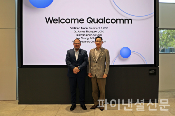 10일(현지시간) 미국 새너제이에 있는 삼성전자 DSA에서 이재용 삼성전자 회장이 크리스티아노 아몬(Cristiano Amon) 퀄컴 사장 겸 CEO와 함께 기념 사진을 촬영하는 모습 /사진=삼성전자<br>