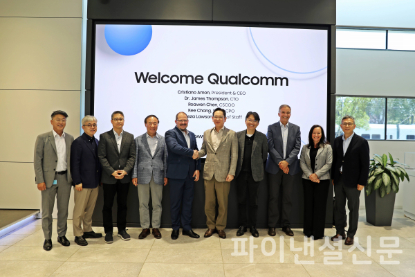 10일(현지시간) 미국 새너제이에 있는 삼성전자 DSA에서 기념 사진을 촬영하는 모습. 좌측부터 한진만 DSA 부사장, 최시영 파운드리사업부장, 기창(Kee Chang) 퀄컴 CPO, 전영현 DS부문장, 크리스티아노 아몬(Cristiano Amon) 퀄컴 사장 겸 CEO, 이재용 삼성전자 회장, 로아웬 첸(Roawen Chen) 퀄컴 CSCOO, 제임스 톰슨(James Thompson) 퀄컴 CTO, 알리자 로슨(Aleeza Lawson) 퀄컴 Chief of Staff, 이정배 메모리사업부장 /사진=삼성전자<br data-cke-eol=