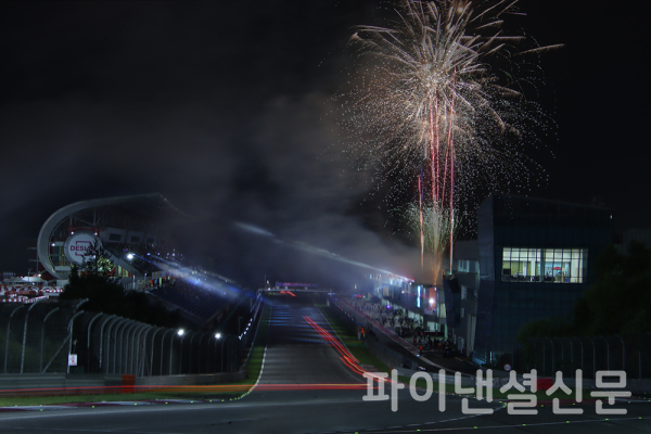 15일 밤 10시부터 인제스피디움에서 진행된 2024 오네 슈퍼레이스 챔피언십 4라운드에서 슈퍼6000클래스에 출전한 장현진 선수의 6번 경주차가 1위로 체커기를 받으면서 축하하는 폭죽이 공중에서 빛을 밝히는 모습. (사진=황병우 기자)