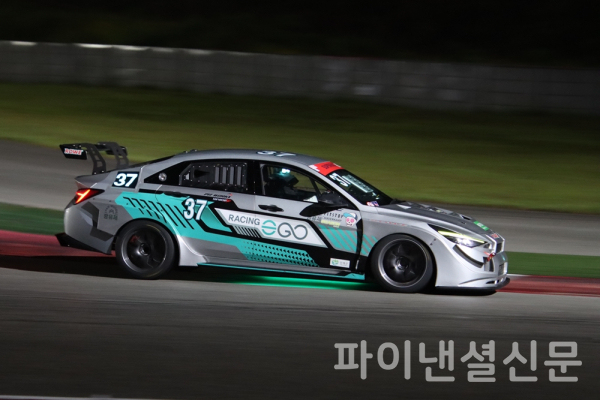 15일 밤 9시부터 인제스피디움에서 진행된 2024 오네 슈퍼레이스 챔피언십 4라운드에서 GT클래스에 출전한 정회원 선수의 37번 경주차가 질주하는 모습. (사진=황병우 기자)