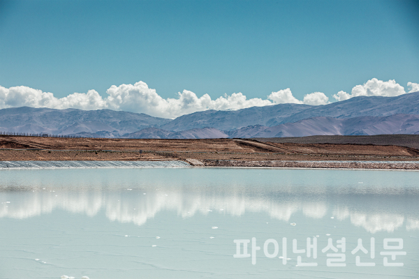 아르헨티나 옴브레 무에르토(Hombre Muerto) 염호에서 뽑아올린 리튬 염수를 저장하는 포스코그룹의 염수 폰드(pond) 전경. /사진=포스코그룹