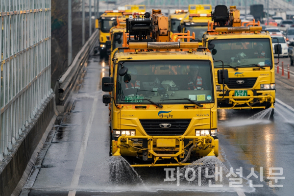자동차 전용도로 살수작업 모습. (사진=서울시설공단)