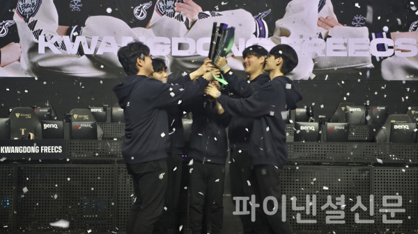 PUBG: 배틀그라운드 이스포츠 국내 프로 대회인 ‘2024 펍지 위클리 시리즈(PWS) 페이즈 1’이 광동 프릭스의 우승으로 성황리에 마무리됐다. 사진은 우승컵을 들며 자축하고 있는 광동 프릭스 선수들 (사진=크래프톤)