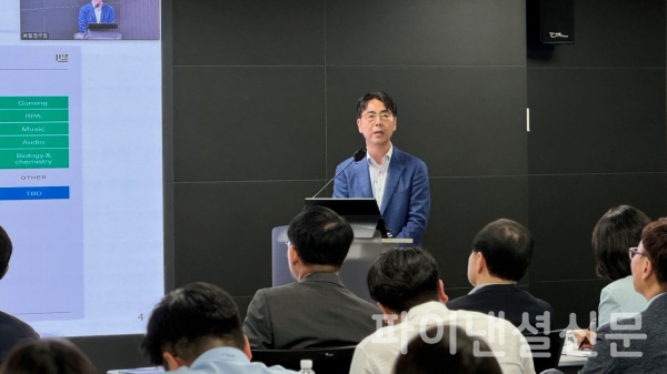 김희웅 연세대학교 교수가 20일 서울 영등포구 여의도동 보험연구원 12층 컨퍼런스룸에서 열린 '데이터 활용·거래 현황과 보험회사 과제' 세미나에서 빅데이터와 생성형 AI를 활용한 비즈니스 현황을 주제로 발표를 하고 있다. (사진=임영빈 기자)