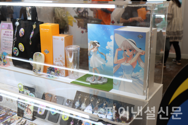 마비노기 20주년 판타지 파티에 마련된 굿즈 팝업스토어에는 '나오' 피규어를 비롯한 굿즈를 구입하기 위해 많은 플레이어들이 긴 줄을 서는 모습을 보였다. (사진=황병우 기자)