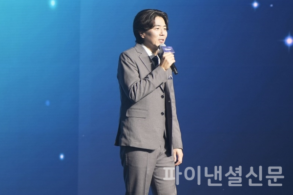 '메이플스토리M' 오프라인 쇼케이스 'MIDNIGHT' 무대에서 퀴즈를 진행하는 '메이플스토리M' 김현승 총괄 디렉터 (사진=넥슨)