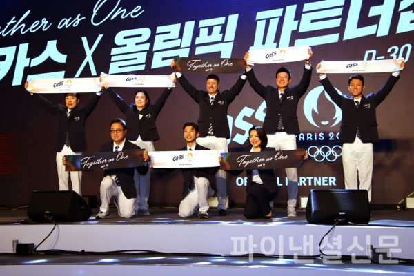 26일 서울 워커힐호텔에서 진행된 오비맥주 카스의 '2024 파리올림픽' 파트너십 기념식 행사에서 오비맥주 배하준 대표이사, 구자범 법무정책홍보 수석 부사장, 서혜연 내셔널브랜드 총괄 부사장과 올림픽 히어로즈 5인이 파리올림픽에 나서는 국가대표 선수들의 선전을 기원했다. (앞줄 왼쪽부터 구자범, 곽윤기, 서혜연, 뒷줄 왼쪽부터 유남규, 김수녕, 배하준, 하태권, 조준호) (사진=황병우 기자)