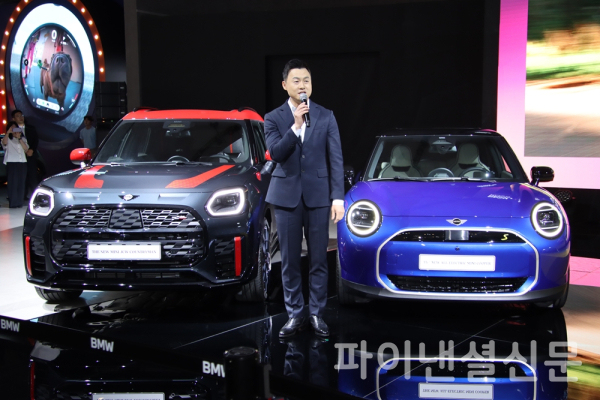 27일 2024 부산모빌리티쇼가 열린 벡스코에서 MINI 코리아 총괄 정수원 본부장이 뉴 올-일렉트릭 MINI 쿠퍼(오른쪽)와 뉴 올-일렉트릭 MINI 컨트리맨(왼쪽)을 소개하고 있다. (사진=황병우 기자)