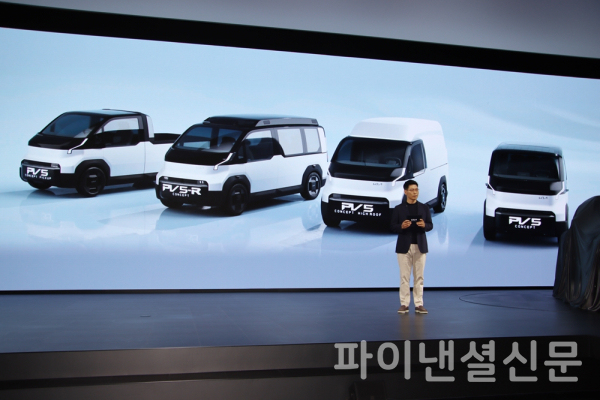 27일 부산모빌리티쇼 2024에서 기아 국내PBV사업실장 박경업 상무가 기아의 PBV 전략과 PBV 컨셉트카에 대해 소개하고 있다. (사진=황병우 기자)