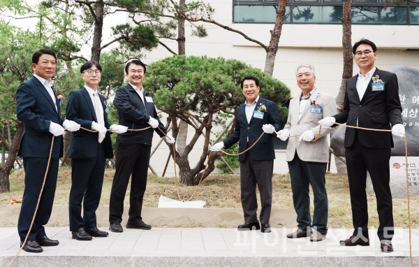 좌측부터 권혁준 도의원, 산업부 신산업분산에너지과 박상희 과장, 한국지역난방공사 정용기 사장, 양산시 나동연 시장, 양산시의회 이종희 의장, 양산시 의회 최선호 부의장 /사진=한난