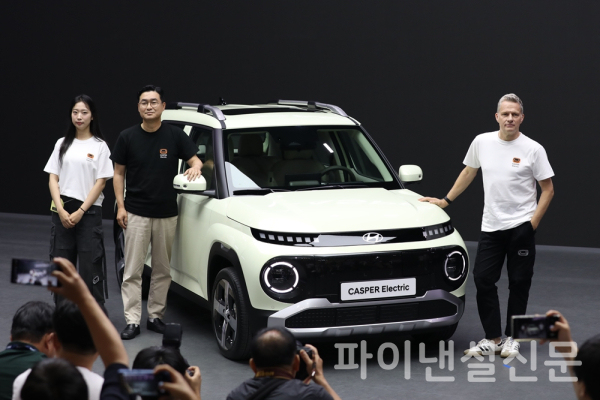 지난 27일 벡스코에서 열린 ‘2024 부산모빌리티쇼’ 프레스데이에서 발표를 진행한 현대자동차 임직원이 캐스퍼 일렉트릭과 함께 포즈를 취한 모습. 왼쪽부터 현대자동차 현대제네시스퓨쳐디자인팀 이윤지 연구원, 국내사업본부장 정유석 부사장, 현대디자인센터장 사이먼 로스비 전무 (사진=황병우 기자)