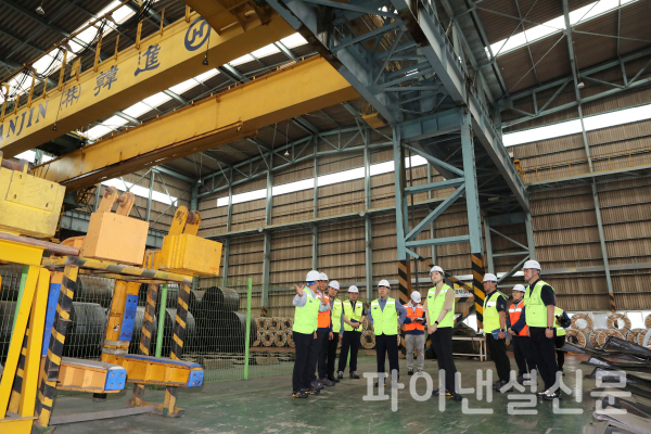 한진 노삼석 사장과 조현민 사장이 철강 코일 제품을 보관하고 있는 냉연창고 시설 등을 점검하는 모습. (사진=한진)