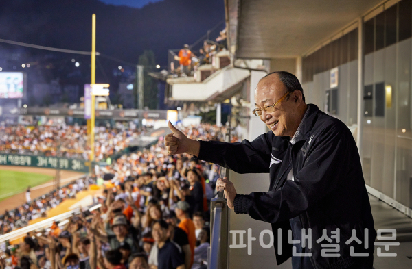 한화그룹 김승연 회장이 대전 한화생명이글스파크를 방문한 팬들과 인사하고 있다. (사진=한화그룹)