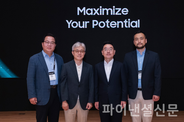 9일 삼성동 코엑스에서 열린 '삼성 파운드리 포럼 2024(Samsung Foundry Forum 2024)'행사에서 국내 반도체 주역들이 단체로 포즈를 취하고 있다. (왼쪽부터)어보브반도체 박호진 부사장, 삼성전자 파운드리 사업부장 최시영 사장, 텔레칩스 이장규 대표 /사진=삼성전자리벨리온 오진욱 CTO