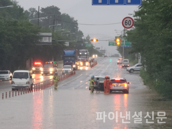 지난 9일 오전 대구 달성군 구지면 유산리 가산교차로가 집중호우로 침수된 모습. (사진=연합, 대구소방안전본부)
