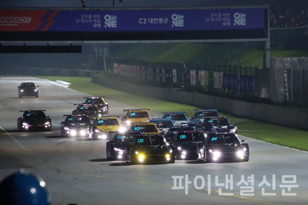13일 밤 3만여 관중 앞에서 펼쳐진 용인 나이트 레이스에서 슈퍼 6000 클래스 스타트 모습. (사진=황병우 기자)