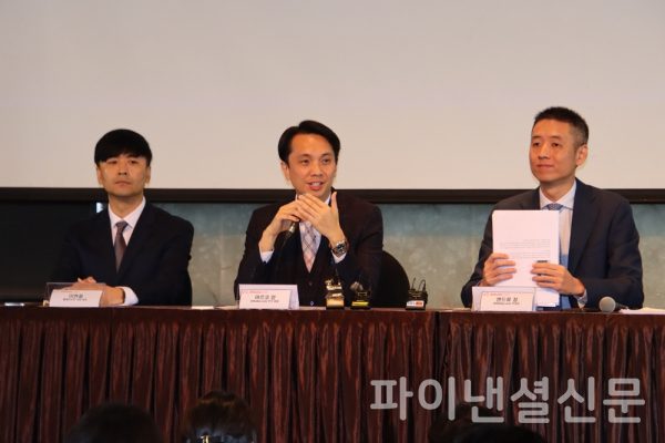 (왼쪽부터) 커넥트웨이브의 플레이오토 이현철 사업대표, 마르코 양(Marco Yang) 알리바바닷컴 한국 총괄, 앤드류 정(Andrew Zheng) 알리바바닷컴 부대표 등이 기자들의 질의에 답변하고 있다. (사진=황병우 기자)
