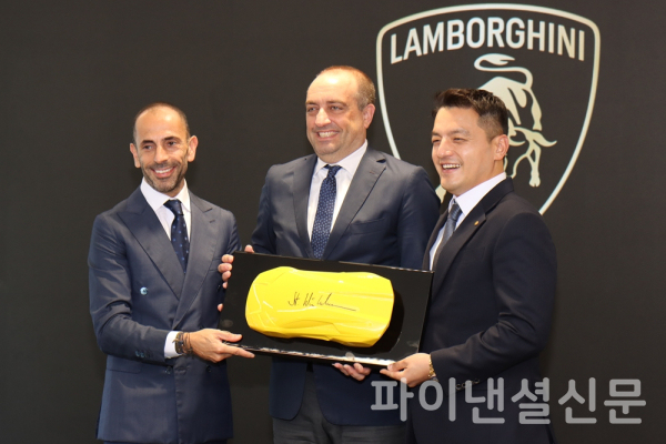 24일 경기 성남시 분당구 대왕판교로 람보르기니 분당에서 진행된 람보르기니 분당 전시장 공식 오픈식 행사에서 오토모빌리 람보르기니의 회장 겸 CEO 스테판 윙켈만의 서명이 새겨진 람보르기니 가야르도 모형이 람보르기니 분당 전시장에 전달됐다. 왼쪽부터 오토모빌리 람보르기니 아시아·태평양 지역 총괄 프란체스코 스카르다오니(Francesco Scardaoni), 오토모빌리 람보르기니 최고 마케팅 책임자(CMO) 페데리코 포스키니(Federico Foschini), 도이치오토모빌그룹 권혁민 대표이사가 기념사진을 위해 포즈를 취하는 모습. (사진=황병우 기자)