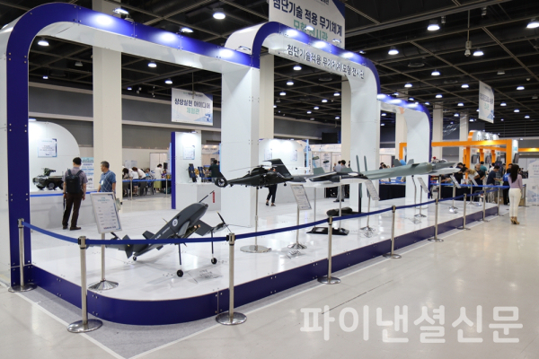 KF-21 보라매를 비롯해 첨단기술적용 무기체계 모형이 전시된 모습. (사진=황병우 기자)