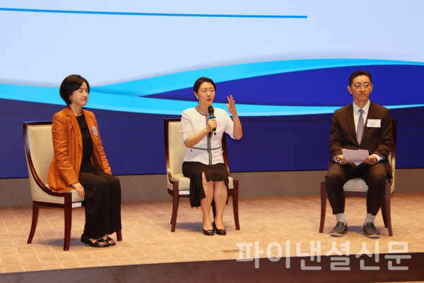 5일 서울 여의도 한국거래소에서 열린 삼성액티브자산운용 'KoAct' 출시 1주년' 기념 기자간담회에서 (왼쪽부터) 김지운 운용2본부장, 민수아 대표이사,. 서범진 전략솔루션총괄 등이 기자단과의 Q&A를 진행하고 있다. (사진=황병우 기자)