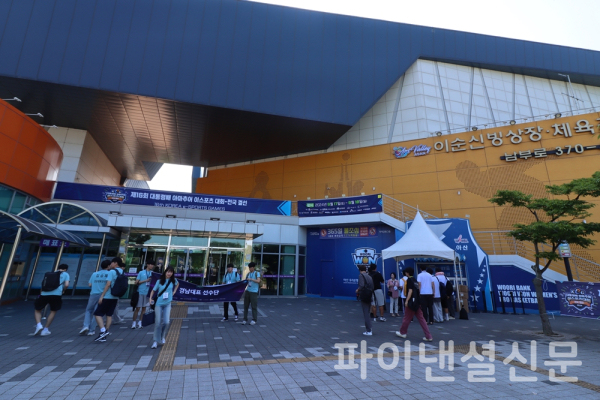 17일 오전 제16회 대통령배 아마추어 이스포츠 대회 전국 결선이 개막한 충남 아산 이순신체육관에 선수들이 입장하는 모습. (사진=황병우 기자)