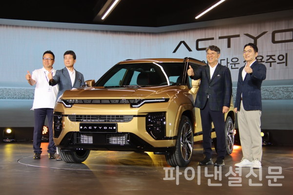 KG 모빌리티가 지난 20일 경기 평택에 위치한 본사 디자인센터에서 트랜스포메이션 데이를 열고 미래 모빌리티 기업으로 도약을 위한 주요 전략 공유 및 신차 '액티언' 을 출시하며 새로운 변화와시작을 공식 선언했다. 사진은 KGM 곽재선 회장(오른쪽 두번째), 박장호 대표이사(왼쪽 첫번째), 황기영 대표이사(왼쪽 두번째), 곽정현 사업전략부문장(오른쪽 첫번째)이 '액티언'에서 포즈를 취하고 있는 모습. (사진=황병우 기자)