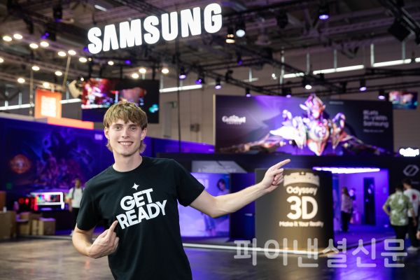 삼성전자 모델이 독일 쾰른에서 열린 '게임스컴 2024(Gamescom 2024)'에서 삼성전자 부스를 소개하고 있다. (사진=삼성전자)