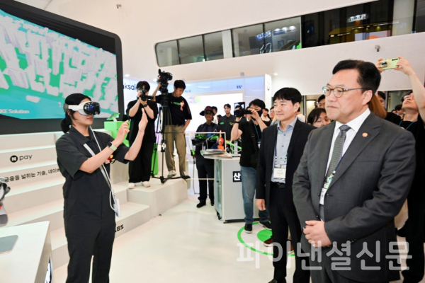 김병환 금융위원장(사진 오른쪽)과 박상진 네이버페이 대표이사(오른쪽 두 번째)가 27일 서울 DDP에서 열린 '코리아 핀테크 위크 2024'의 네이버페이 부스를 방문해 부동산 VR 투어 시연을 참관하고 있다. (사진=네이버페이)