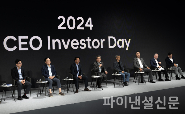 사진 왼쪽부터 현대차 IR담당 구자용 전무, 기획재경본부 이승조 전무, 글로벌 최고운영책임자 호세 무뇨스 사장, 대표이사 장재훈 사장, AVP본부 송창현 사장, GSO 김흥수 부사장, 글로벌상용&수소사업본부 켄 라미레즈 부사장, 전동화에너지솔루션담당 김창환 전무 등이 질의응답을 하는 모습. (사진=현대차)