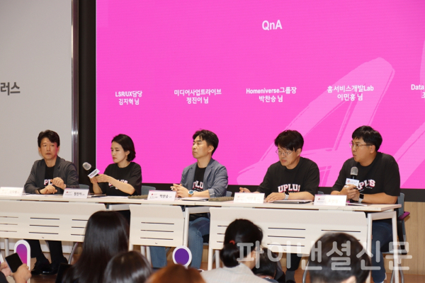 3일 LG유플러스 용산사옥에서 개최한 기자간담회에서 Q&A 세션을 진행하고 있는 모습. 왼쪽부터 김지혁 LSR/UX담당, 정진이 미디어사업트라이브장(담당), 박찬승 홈니버스그룹장(상무), 이민홍 홈서비스개발랩장(담당), 조현철 데이터사이언스랩장(담당). (사진=황병우 기자)