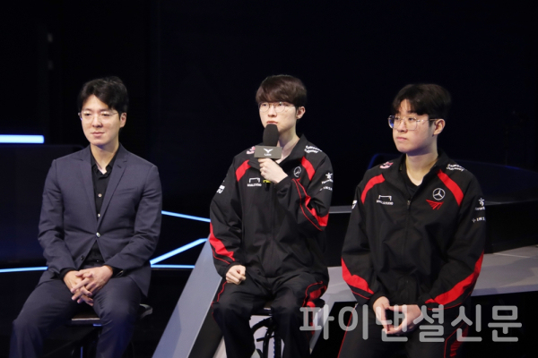 지난 2일 종로구 그랑서울 롤파크 LCK 아레나에서 열린 2024 LCK 서머 미디어 데이에서 결승진출전에 출전하는 T1의 (왼쪽부터) 김정균 감독, '페이커' 이상혁 선수, '제우스' 최우제 선수가 기자단의 질의에 답변하고 있다. (사진=황병우 기자)