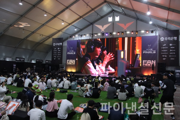 2024 LCK 서머 파이널 기간 동안 운영된 팬 페스타 현장에서도 라이브 뷰잉으로 e스포츠 팬들이 경기를 관람했다. (사진=황병우 기자)