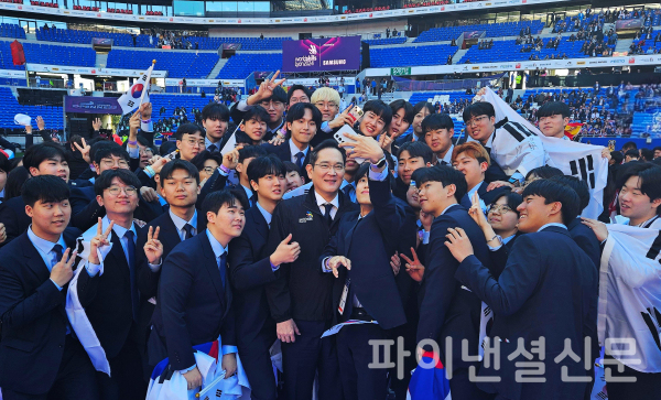15일(현지시간) 프랑스 리옹 소재 그루파마스타디움에서 열린 국제기능올림픽폐회식에 참석한 이재용 회장이 국가대표 선수단과 셀피를 촬영하는 모습 (사진=삼성전자)