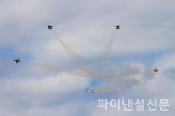 22일 오전 충북 충주 공군기지 상공에서 공군 특수비행팀 블랙이글스가 화려한 에어쇼 선보이는 모습. (사진=황병우 기자)