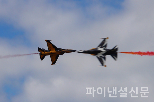 22일 오전 충북 충주 공군기지 상공에서 공군 특수비행팀 블랙이글스가 화려한 에어쇼 선보이는 모습. (사진=황병우 기자)