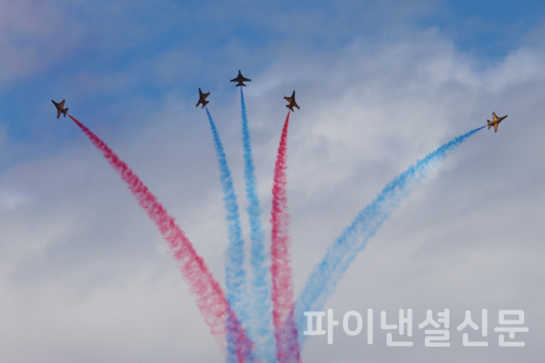 22일 오전 충북 충주 공군기지 상공에서 공군 특수비행팀 블랙이글스가 화려한 에어쇼 선보이는 모습. (사진=황병우 기자)
