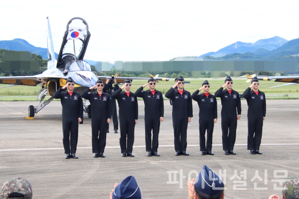 22일 오전 충북 충주 공군기지 상공에서 화려한 에어쇼를 선보인 공군 특수비행팀 블랙이글스 조종사들이 관람객들에게 경례하는 모습. (사진=황병우 기자)