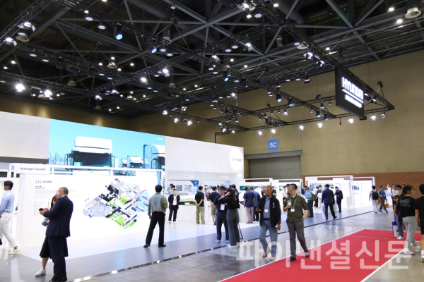 현대차그룹은 25일부터 27일까지 경기도 고양시 킨텍스에서 열리는 'H2 MEET 2024'에 참가해 수소 생산부터 활용까지 전 생애주기에 걸쳐적용되는 다양한 수소 사업 기술을 선보인다고 밝혔다. 사진은 현대자동차그룹 H2MEET 2024 부스 전경 (사진=황병우 기자)