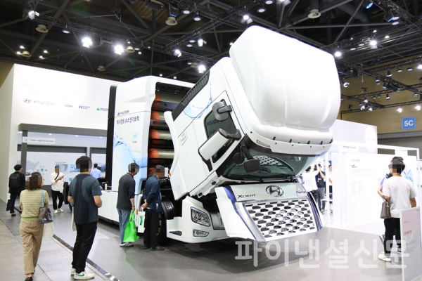 현대자동차그룹 H2MEET 2024 부스에 전시된 친환경 상용차 현대 엑시언트 수소전기트럭 (사진=황병우 기자)