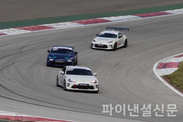 지난 29일 KSR 4라운드가 열린 인제스피디움에서 TOYOTA-86 클래스에 출전한 경주차들이 순위 경쟁을 위한 질주를 하는 모습.  (사진=황병우 기자)