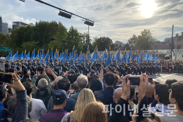 지난 1일 국군의 날 행사에서 공군 기수단의 시가행진을 관람객들이 촬영하는 모습. (사진=황병우 기자)