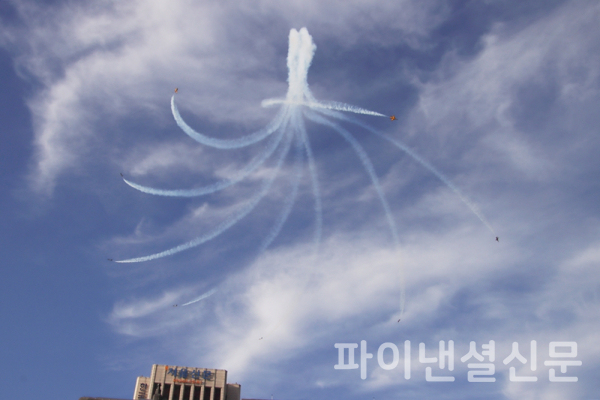 지난 1일 국군의 날 행사에서 공군 블랙이글스가 광화문 상공에서 에어쇼를 선보이는 모습. (사진=황병우 기자)